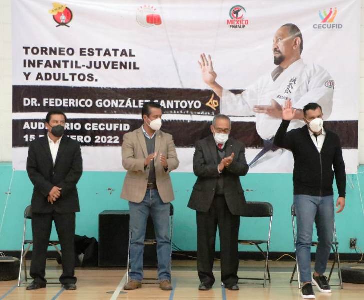 Reconocen la trayectoria de Federico González Santoyo en el karate michoacano