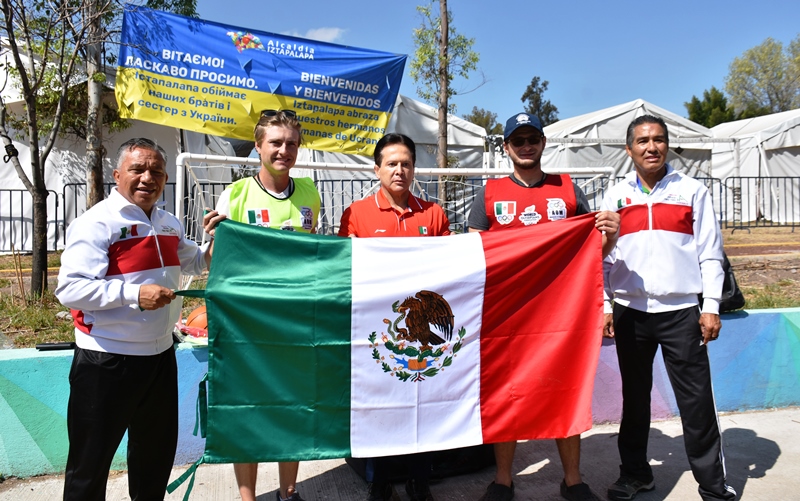 Olímpicos mexicanos entregan material deportivo a ucranianos