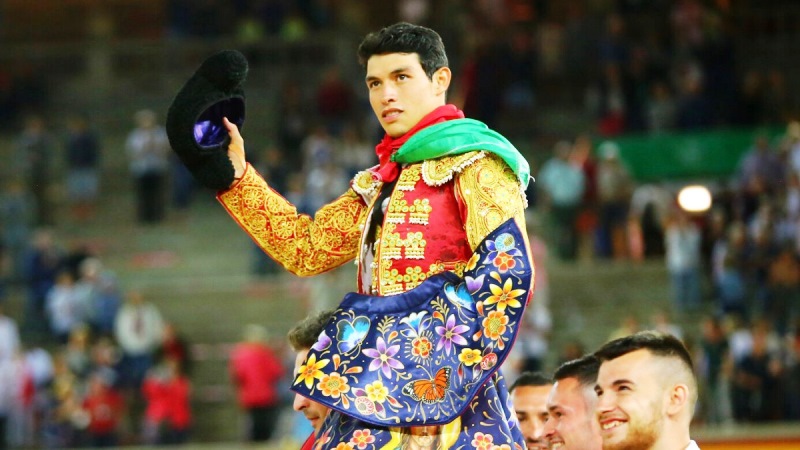 Con cuatro orejas, Isaac Fonseca sale en hombros en Pamplona