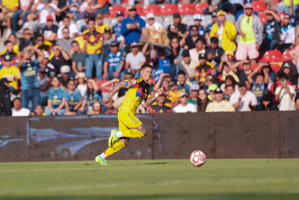 Las Águilas del América despluman 2-1 a los Gallos de Querétaro