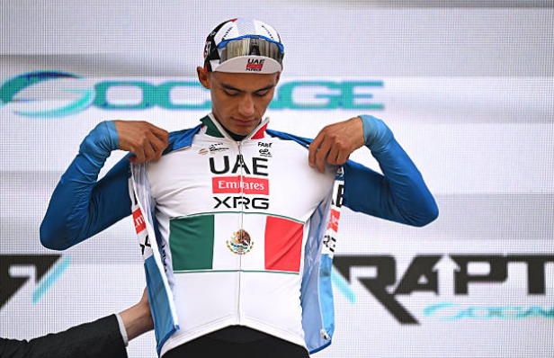 Isaac Del Toro por segundo día consecutivo resiste y mantiene liderato en la Tirreno-Adriático 2026