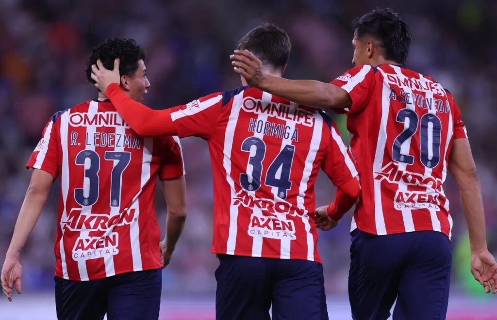 Chivas se afianza en la cima al vencer a Rayados en el ‘Gigante de Acero’