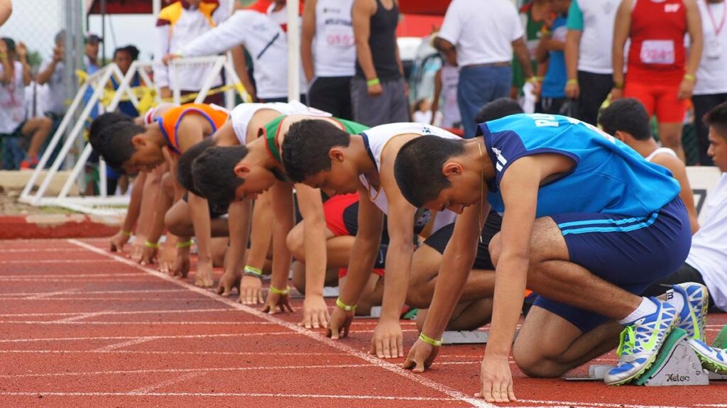 “El atletismo michoacano trabaja en canchas de tierra y balones ponchados”: Joel Martínez Cardona