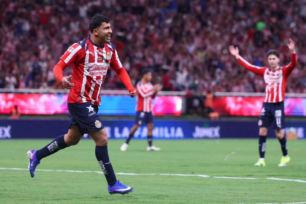 Chivas gana, gusta y golea 5-0 a Puebla y alcanza récord de histórico de puntos