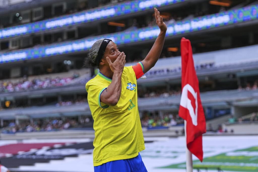 México sacó la magia y venció 3-2 a Brasil en duelo de leyendas en el Estadio Azteca
