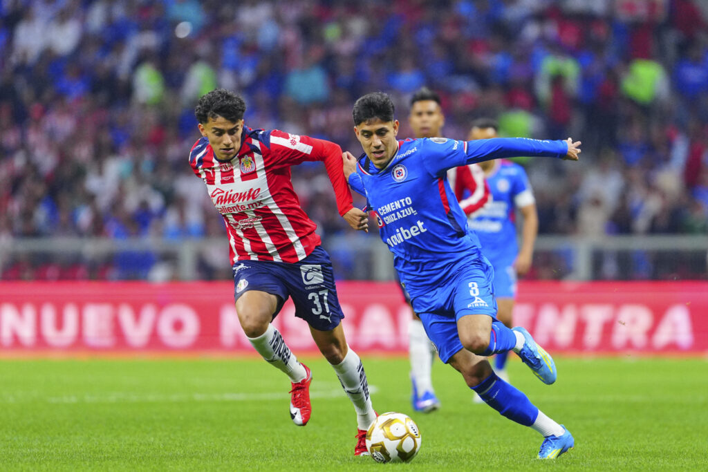 Cruz Azul con polémica empata con Chivas en la Ida de la Semifinal
