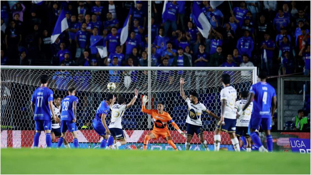Cruz Azul deja ir vivo a Pumas en la Ida de la Final de la Liga MX