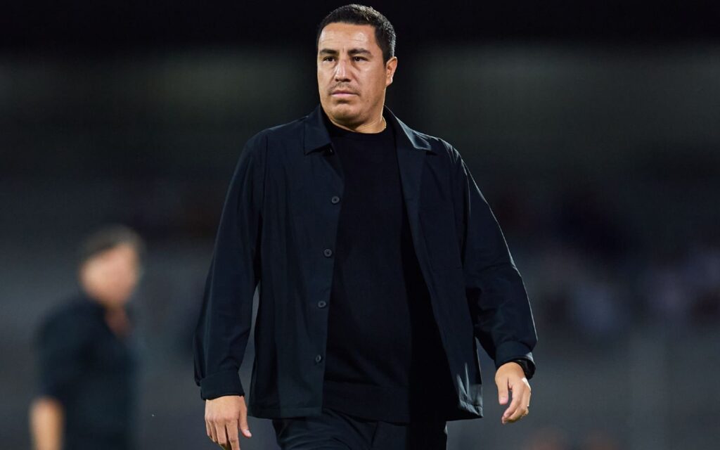 Pumas hace oficial la salida de Efraín Juárez