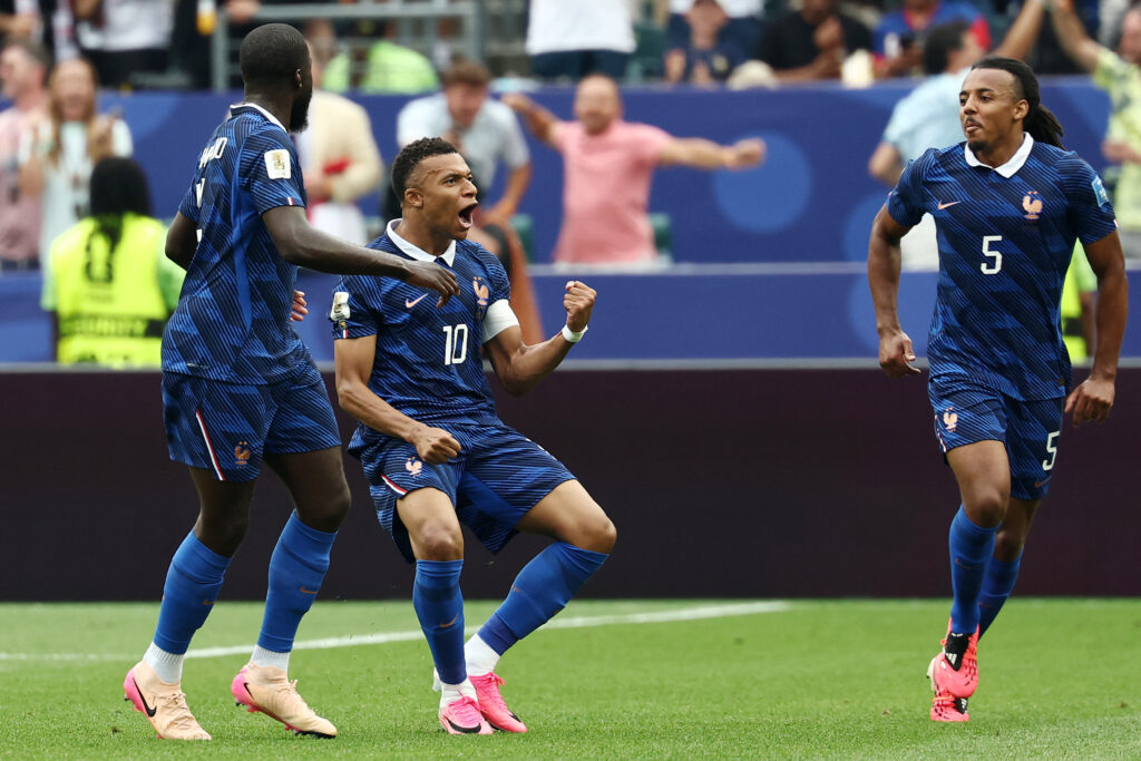 En juego pasado por tormenta y suspendido, Francia doblegó 3-0 a Irak para clasificar a la siguiente ronda