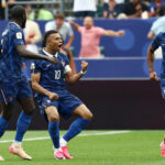 En juego pasado por tormenta y suspendido, Francia doblegó 3-0 a Irak para clasificar a la siguiente ronda