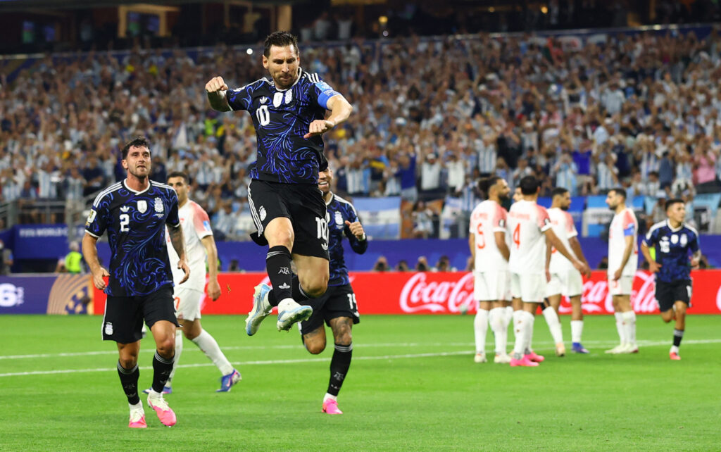 Messi continúa en plan goleador en la victoria de Argentina de 3-1 ante Jordania