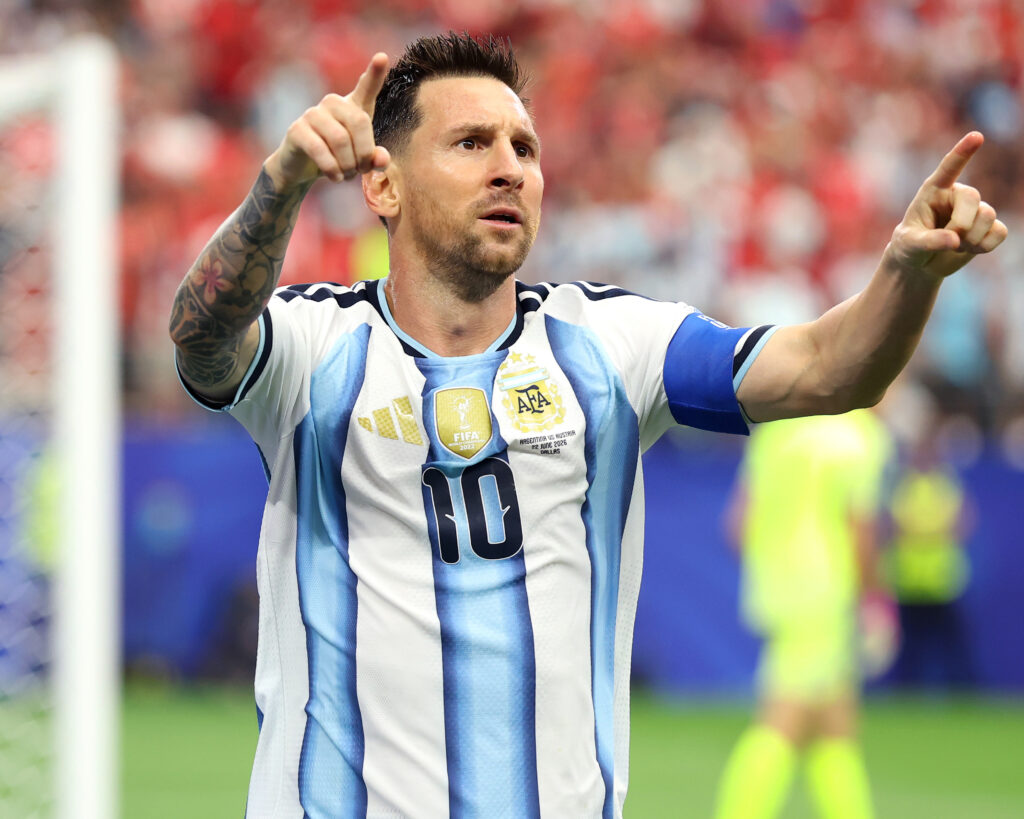 Messi hace historia al marcar un doblete para el triunfo de Argentina 2-0 sobre Austria