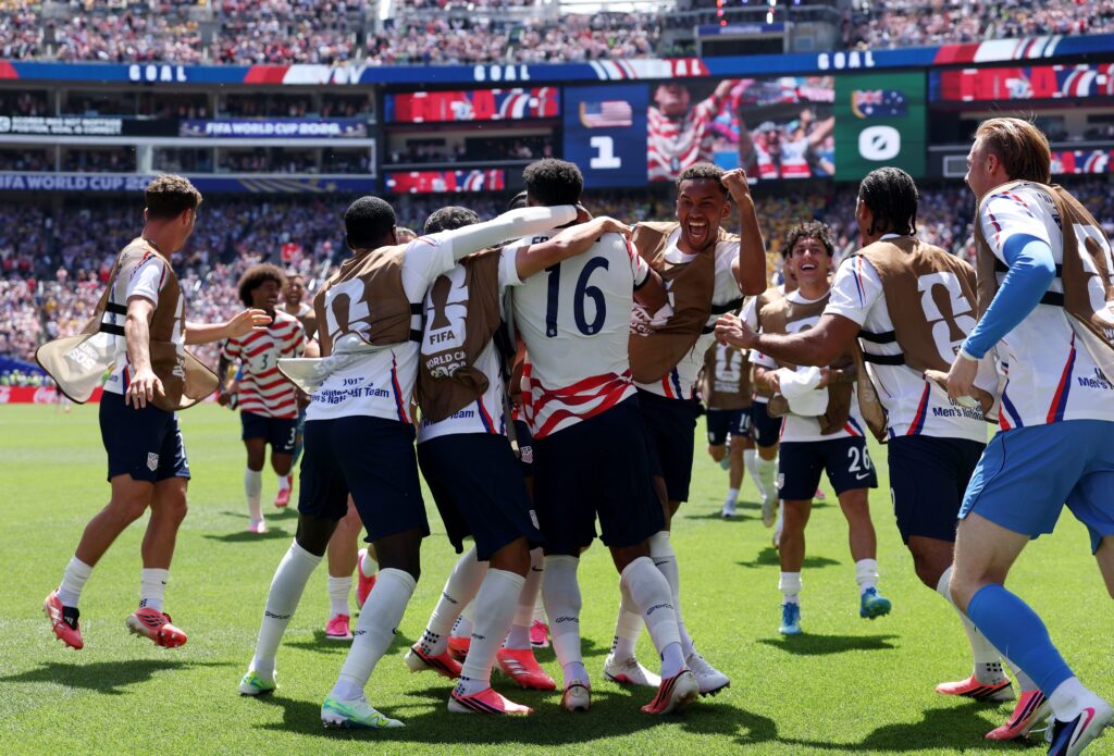 El anfitrión, Estados Unidos logra su boleto a dieciseisavos al vencer 2-0 a Australia