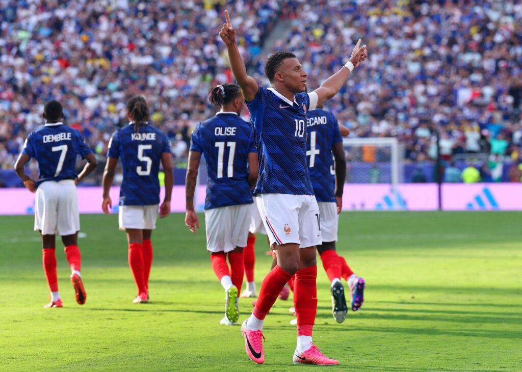 Francia con la autoridad del subcampeón del mundo avanza a Octavos de Final al vencer 3-0 a Suecia