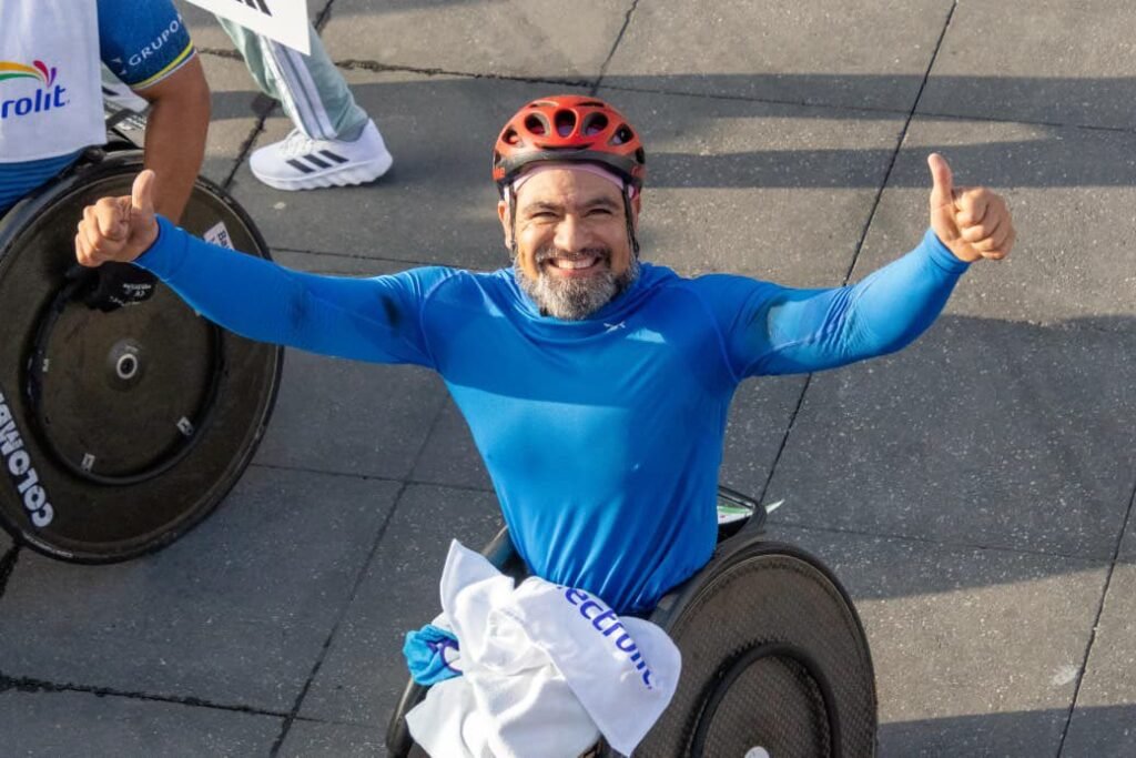 El paralímpico michoacano Gonzalo Valdovinos cruza primero la meta del Maratón de la Ciudad de México