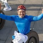 El paralímpico michoacano Gonzalo Valdovinos cruza primero la meta del Maratón de la Ciudad de México