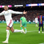 Con doblete de Mbappé, Real Madrid vence al Barcelona y acorta distancia en LaLiga