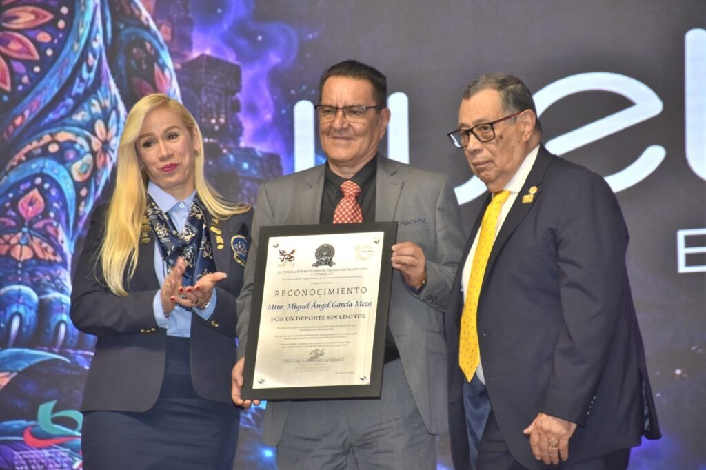 El presidente del Comité Paralímpico Mexicano (COPAME), Miguel Ángel García Meza recibe reconocimiento