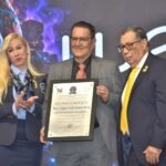 El presidente del Comité Paralímpico Mexicano (COPAME), Miguel Ángel García Meza recibe reconocimiento