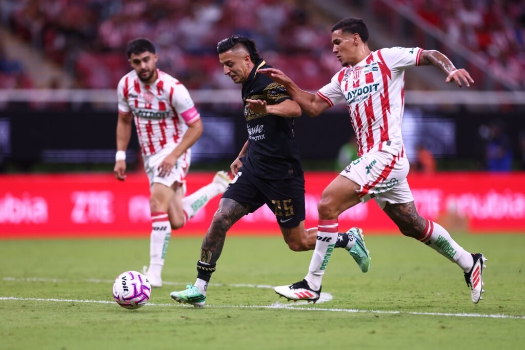 Chivas con autogol rompe la racha sin victorias al ganar a Necaxa
