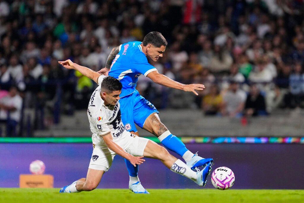 Cruz Azul rescate empate ante Pumas en emocionante duelo